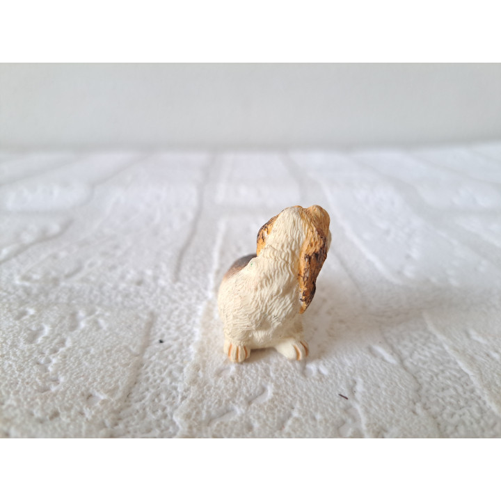 Zittend Basset hond van kunsthars 3.5x2x3cm - dierfiguren