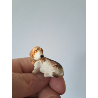 Zittend Basset hond van kunsthars 3.5x2x3cm