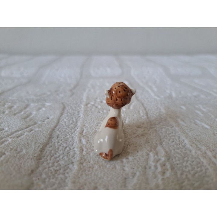 Zittend dromedaris van porselein 3x1x2.5cm - dierfiguren