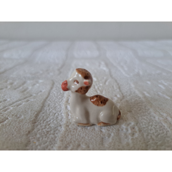 Zittend dromedaris van porselein 3x1x2.5cm - dierfiguren