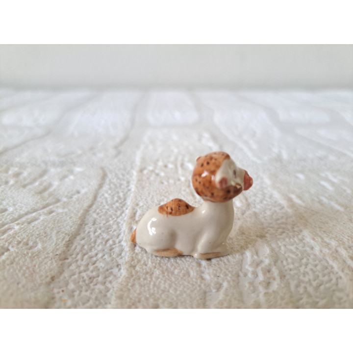 Zittend dromedaris van porselein 3x1x2.5cm - dierfiguren