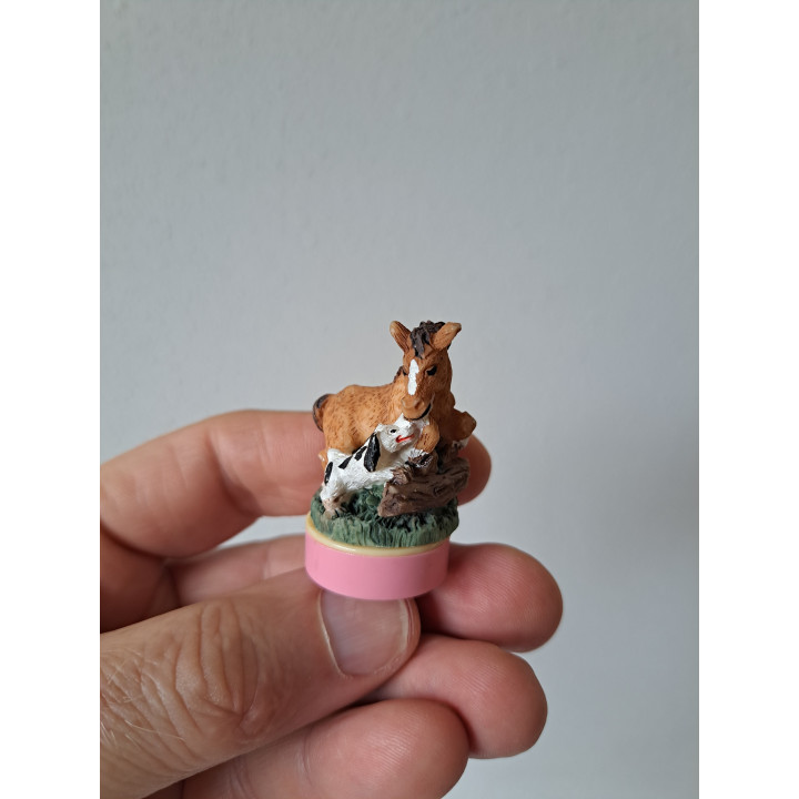 Paard met hond stempel van kunsthars D2.5x4.5cm