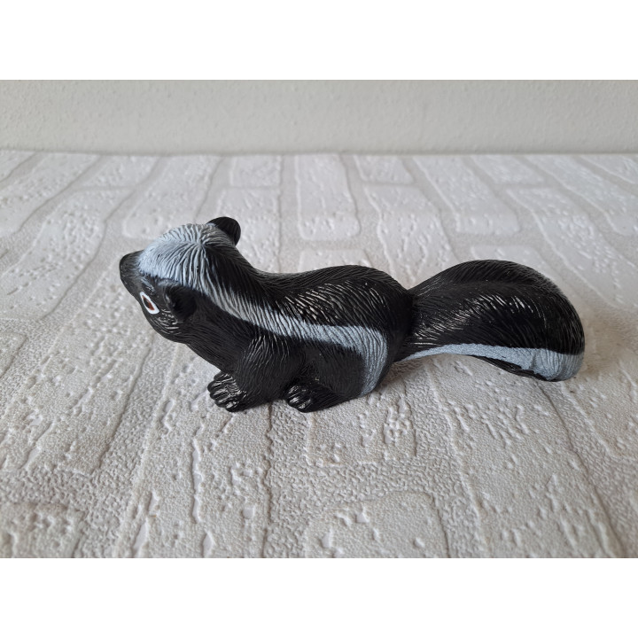 Stinkdier van hard rubber voor buiten op te hangen 18x6x6cm - tuin