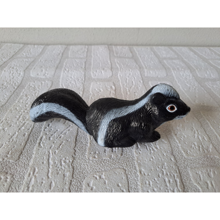 Stinkdier van hard rubber voor buiten op te hangen 18x6x6cm - tuin