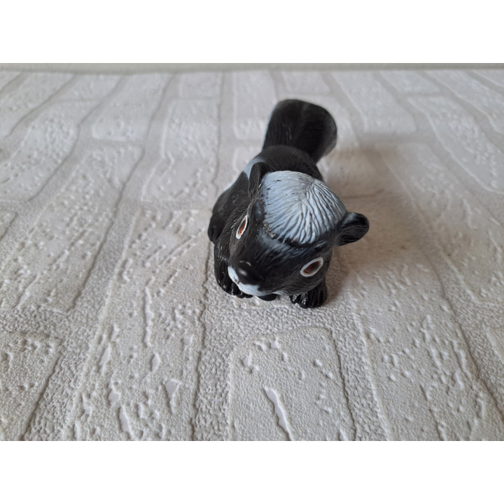 Stinkdier van hard rubber voor buiten op te hangen 18x6x6cm - tuin