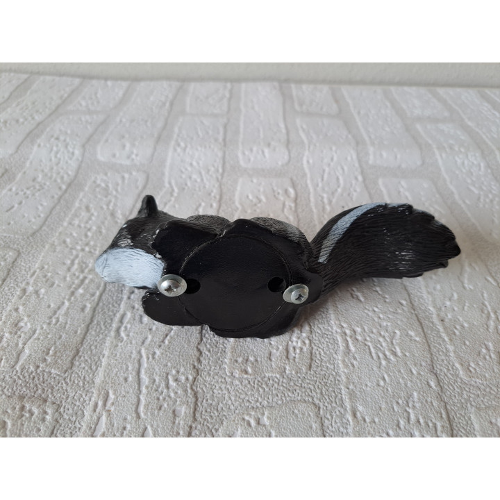 Stinkdier van hard rubber voor buiten op te hangen 18x6x6cm - tuin