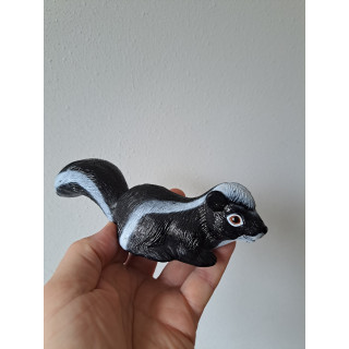 Stinkdier van hard rubber voor buiten op te hangen 18x6x6cm