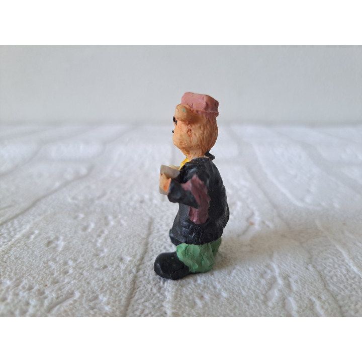 Beer van kunsthars met accordeon 2.5x1.5x4.5cm - dierfiguren