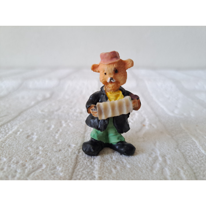 Beer van kunsthars met accordeon 2.5x1.5x4.5cm - dierfiguren