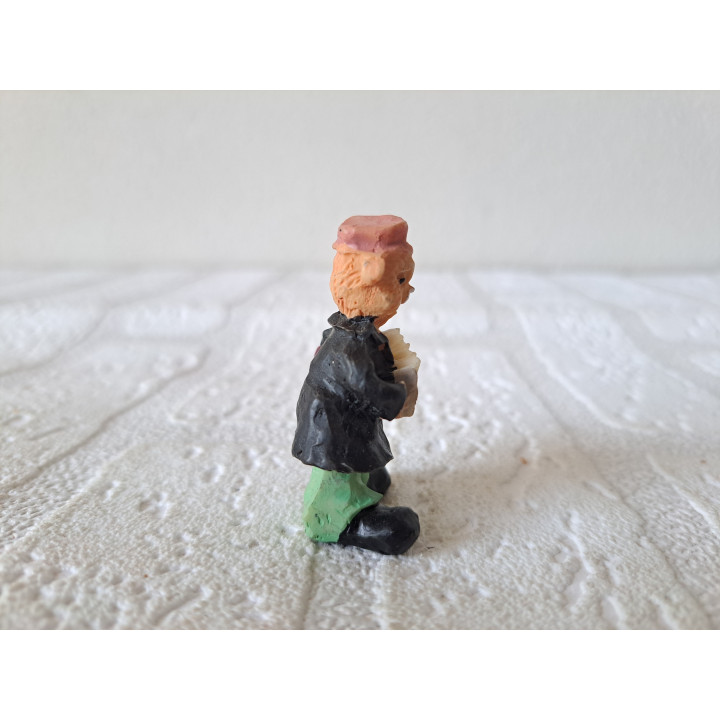 Beer van kunsthars met accordeon 2.5x1.5x4.5cm - dierfiguren