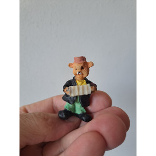 Beer van kunsthars met accordeon 2.5x1.5x4.5cm