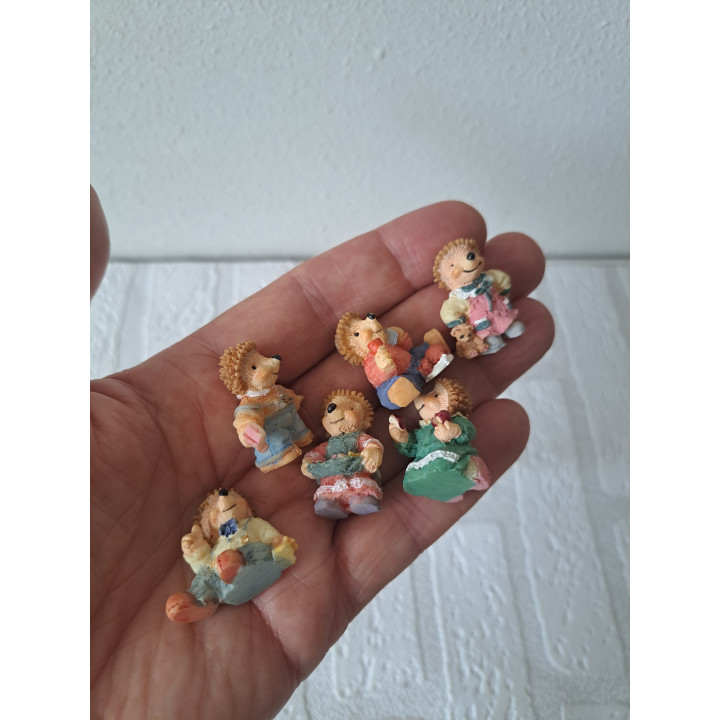 Set van 6 stuks mini egels van kunsthars 3x1.5x3.5cm