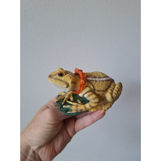 Kikker van kunsthars met beweegbare kop 15x9x7cm