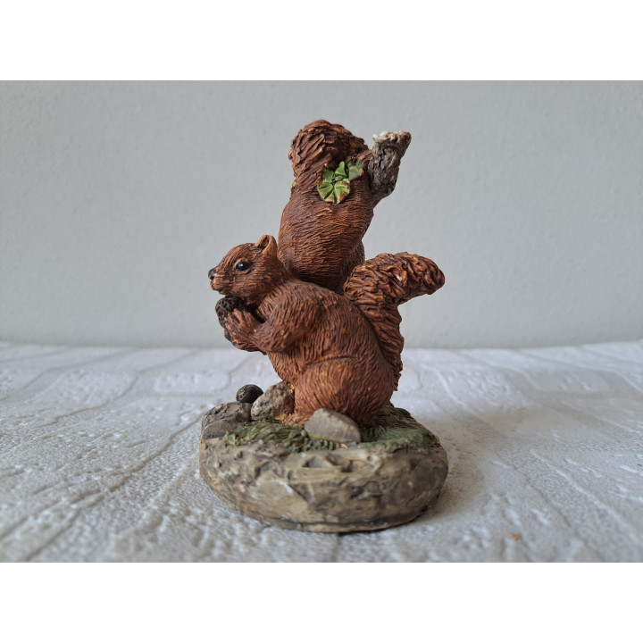 Eekhoorns van aardewerk in hangend aan boomtak 10.5x7x11cm - dierfiguren