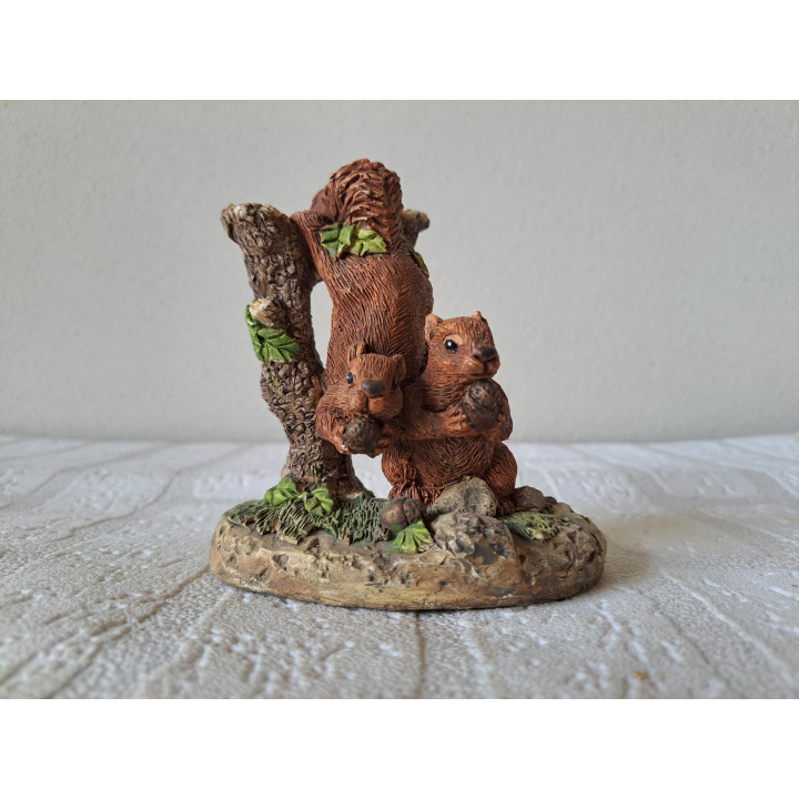 Eekhoorns van keramiek in hangend aan boomtak 10.5x7x11cm - dierfiguren