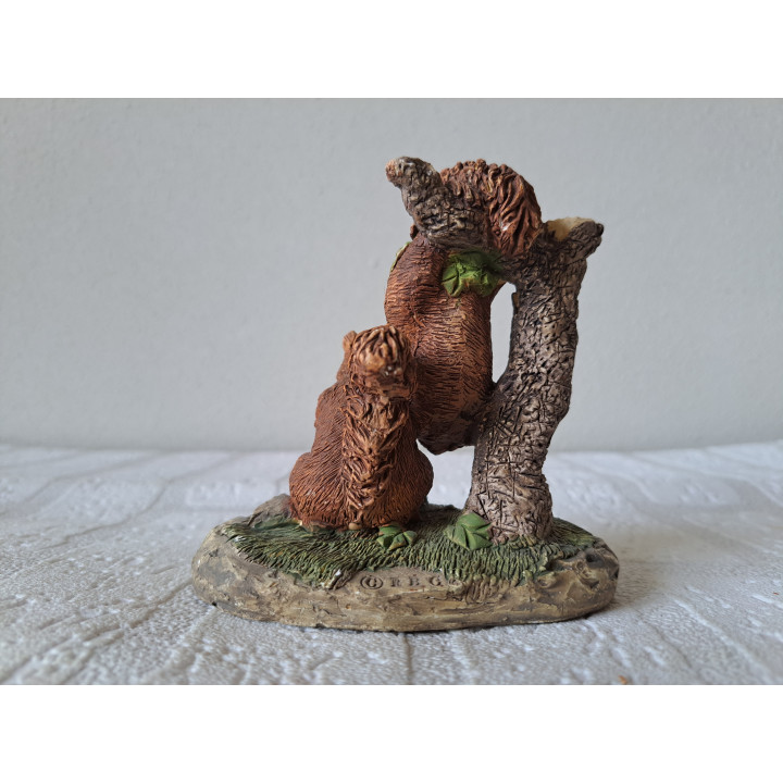 Eekhoorns van aardewerk in hangend aan boomtak 10.5x7x11cm - dierfiguren