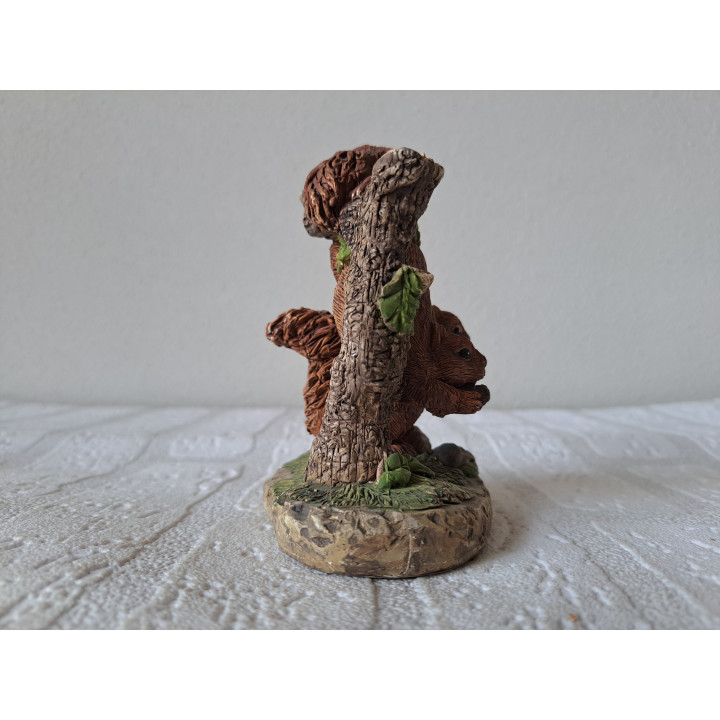 Eekhoorns van aardewerk in hangend aan boomtak 10.5x7x11cm - dierfiguren