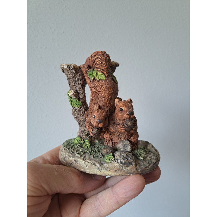 Eekhoorns van keramiek in hangend aan boomtak 10.5x7x11cm