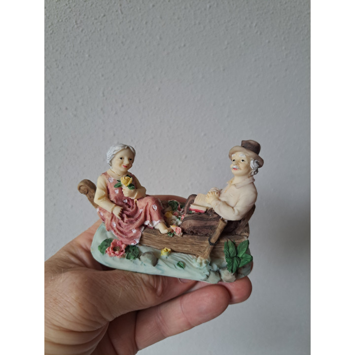 Opa en oma van kunsthars in een rooiboot 11x5x7.5cm