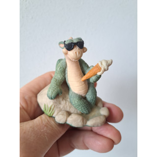 Draak van kunsthars met softijsje Dream Dragons 6.5x5.5x7cm