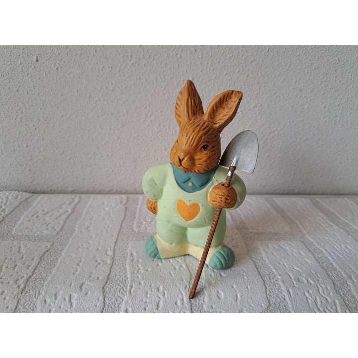 Konijn van aardewerk met schep 7.5x4x12.5cm - dierfiguren