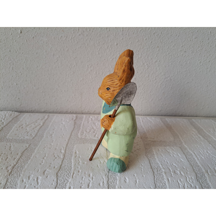 Konijn van aardewerk met schep 7.5x4x12.5cm - dierfiguren