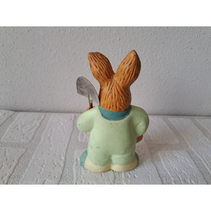 Konijn van aardewerk met schep 7.5x4x12.5cm - dierfiguren