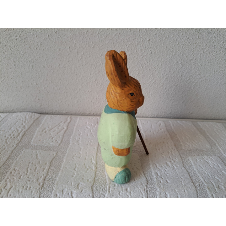 Konijn van aardewerk met schep 7.5x4x12.5cm - dierfiguren