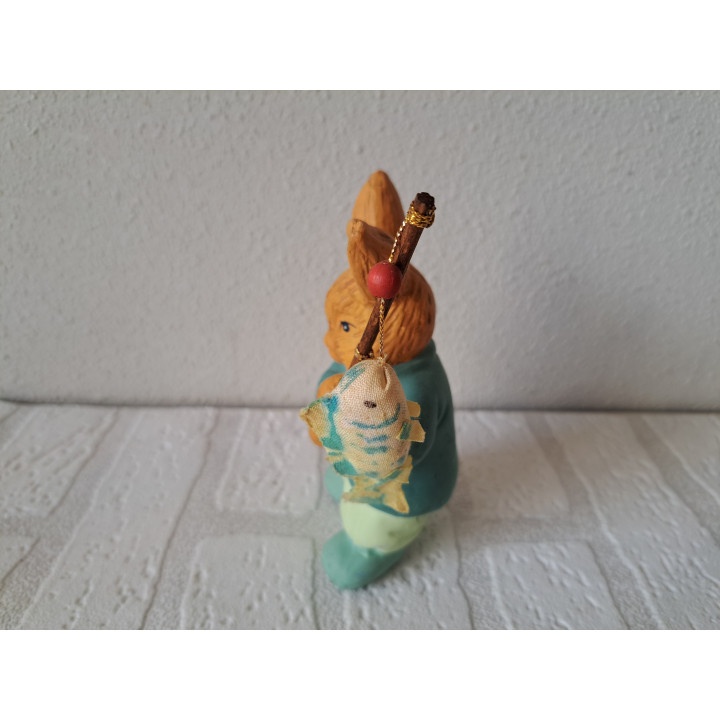 Konijn van keramiek met vishangel 8x5x13cm - dierfiguren