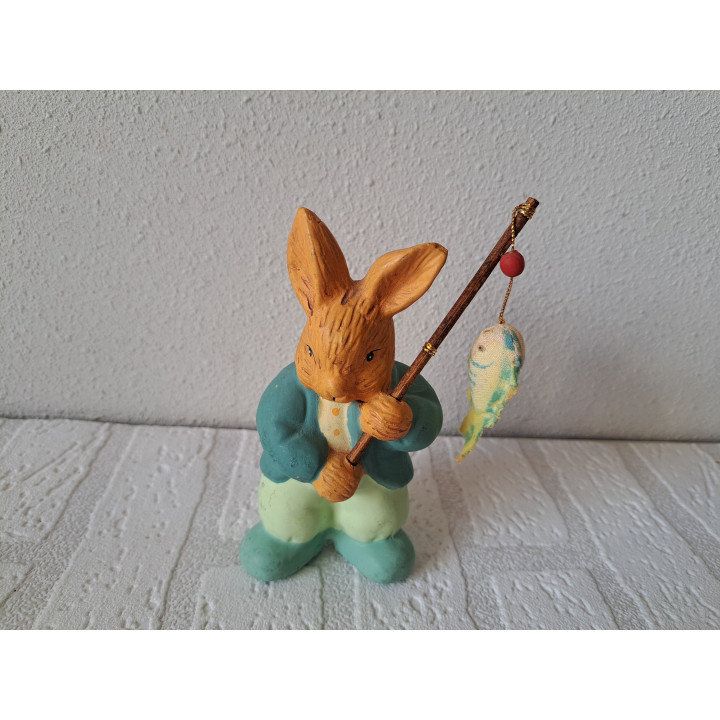Konijn van keramiek met vishangel 8x5x13cm - dierfiguren