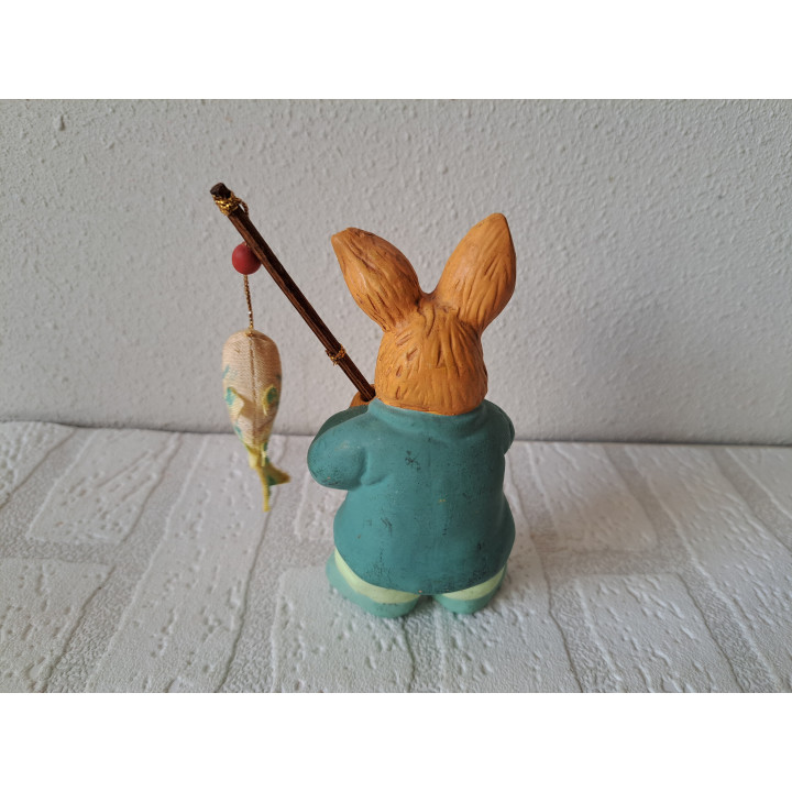 Konijn van keramiek met vishangel 8x5x13cm - dierfiguren