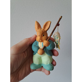 Konijn van keramiek met vishangel 8x5x13cm