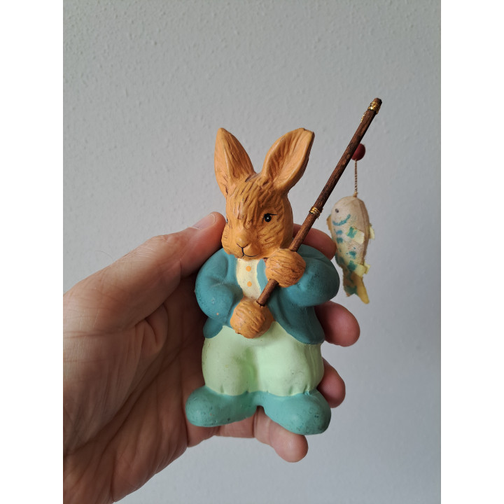 Konijn van keramiek met vishangel 8x5x13cm