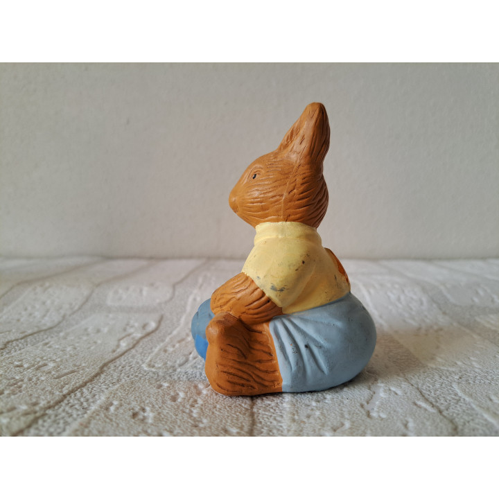 Zittend konijn van aardewerk met voetbal 6x6.5x9.5cm - dierfiguren