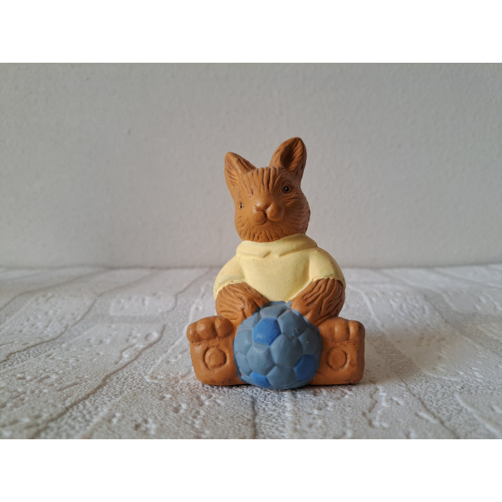 Zittend konijn van aardewerk met voetbal 6x6.5x9.5cm - dierfiguren