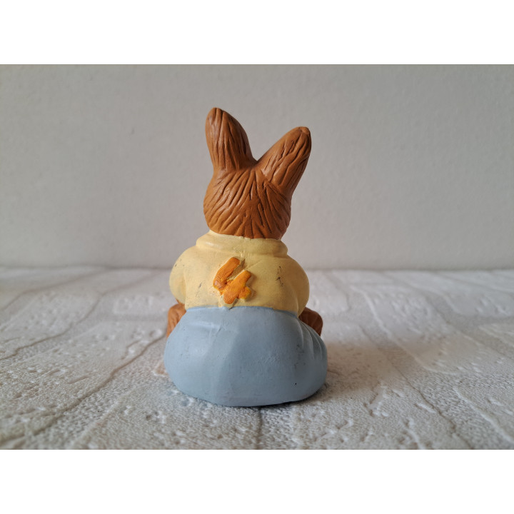 Zittend konijn van aardewerk met voetbal 6x6.5x9.5cm - dierfiguren