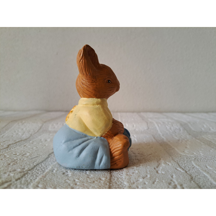 Zittend konijn van aardewerk met voetbal 6x6.5x9.5cm - dierfiguren