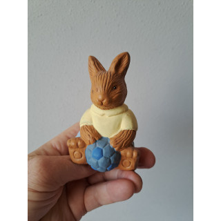 Zittend konijn van keramiek met voetbal 6x6.5x9.5cm