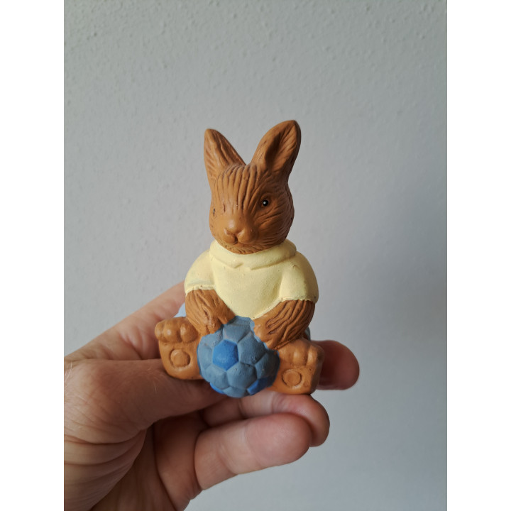 Zittend konijn van keramiek met voetbal 6x6.5x9.5cm