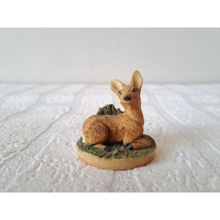 Liggende hert van kunsthars Tetley 1997 D4xH5cm - dierfiguren