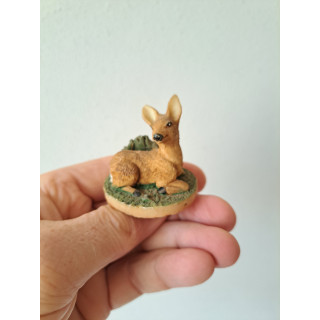 Liggende hert van kunsthars Tetley 1997 D4xH5cm