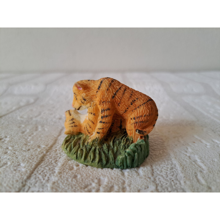Spelende tijgers van kunsthars D4.5xH4cm - dierfiguren