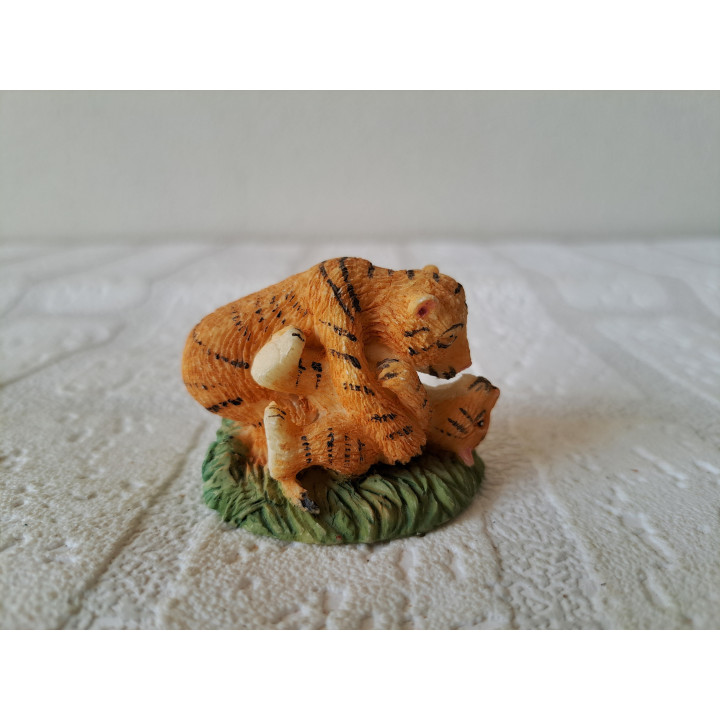 Spelende tijgers van kunsthars D4.5xH4cm - dierfiguren