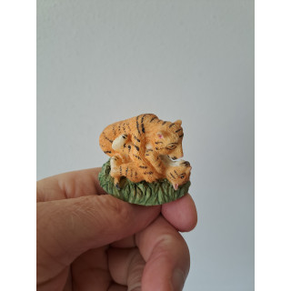 Spelende tijgers van kunsthars D4.5xH4cm