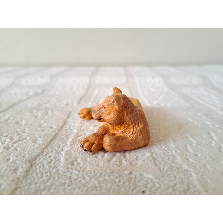 Liggende leeuwin van kunsthars 6.5x4.5x3cm - dierfiguren