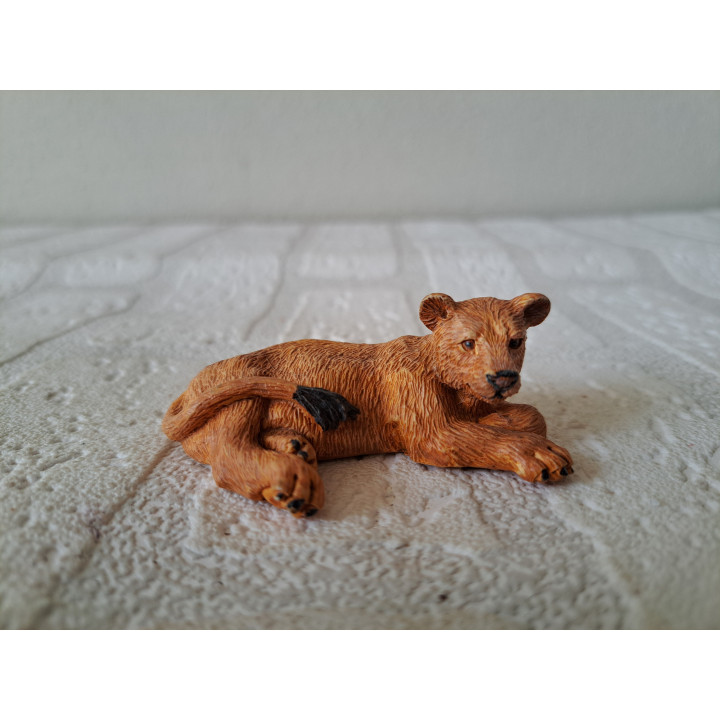 Liggende leeuwin van kunsthars 6.5x4.5x3cm - dierfiguren