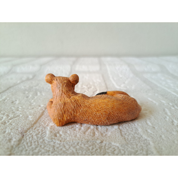 Liggende leeuwin van kunsthars 6.5x4.5x3cm - dierfiguren