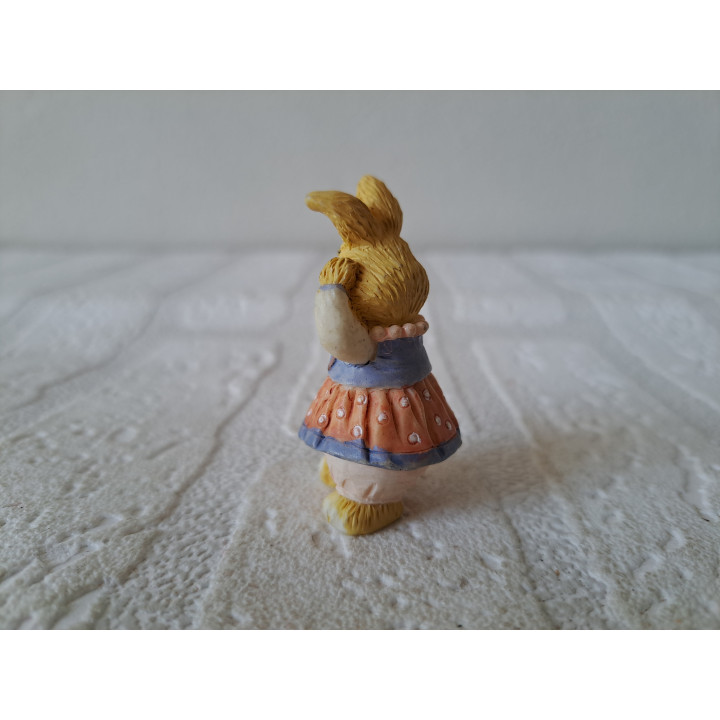 Konijn van kunsthars met rok en spiegel 3x3x5cm - dierfiguren