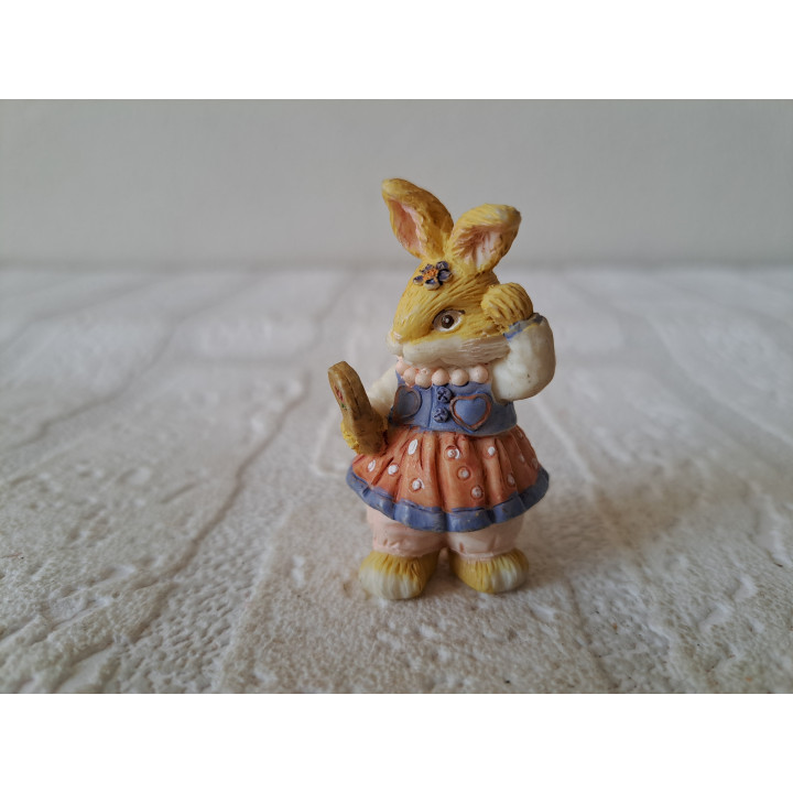 Konijn van kunsthars met rok en spiegel 3x3x5cm - dierfiguren