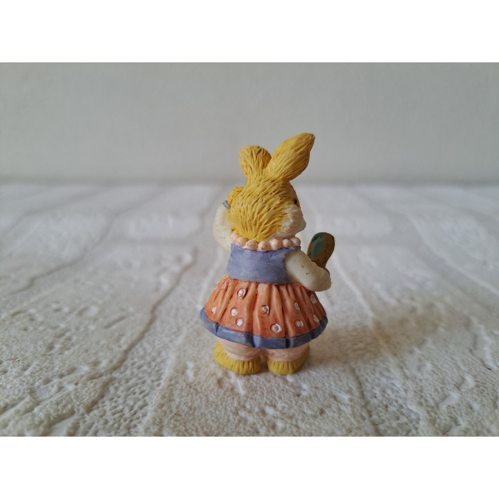 Konijn van kunsthars met rok en spiegel 3x3x5cm - dierfiguren
